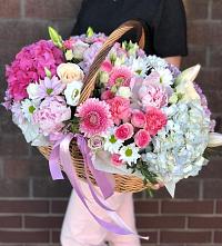 Композиция солнечный день в Арсеньево Цветочная композиция из Розы, Хризантемы, Пионы и Лизиантусы в корзине в Арсеньево
