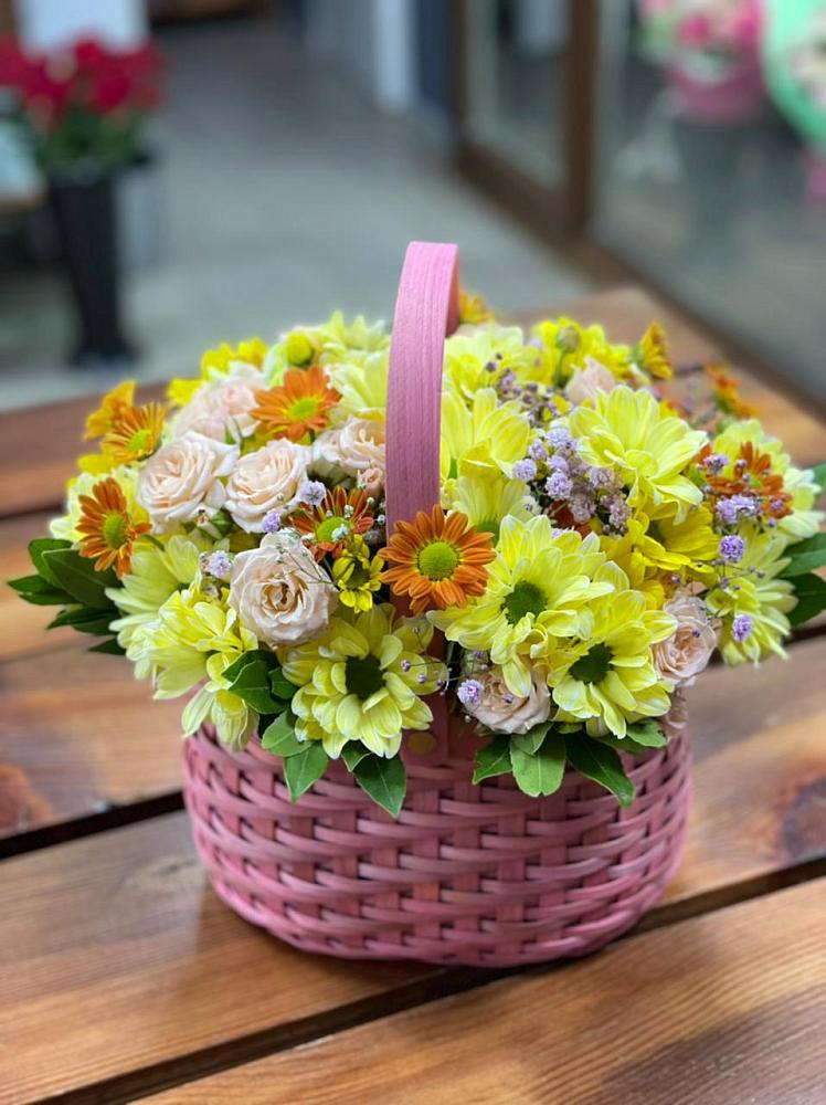 Цветочная композиция из Хризантемы и Розы в корзине в Арсеньево