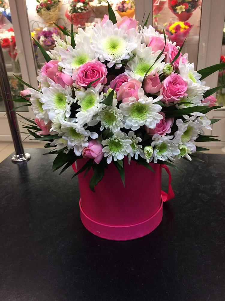 Цветочная композиция из Розы и Хризантемы в шляпной коробке в Арсеньево