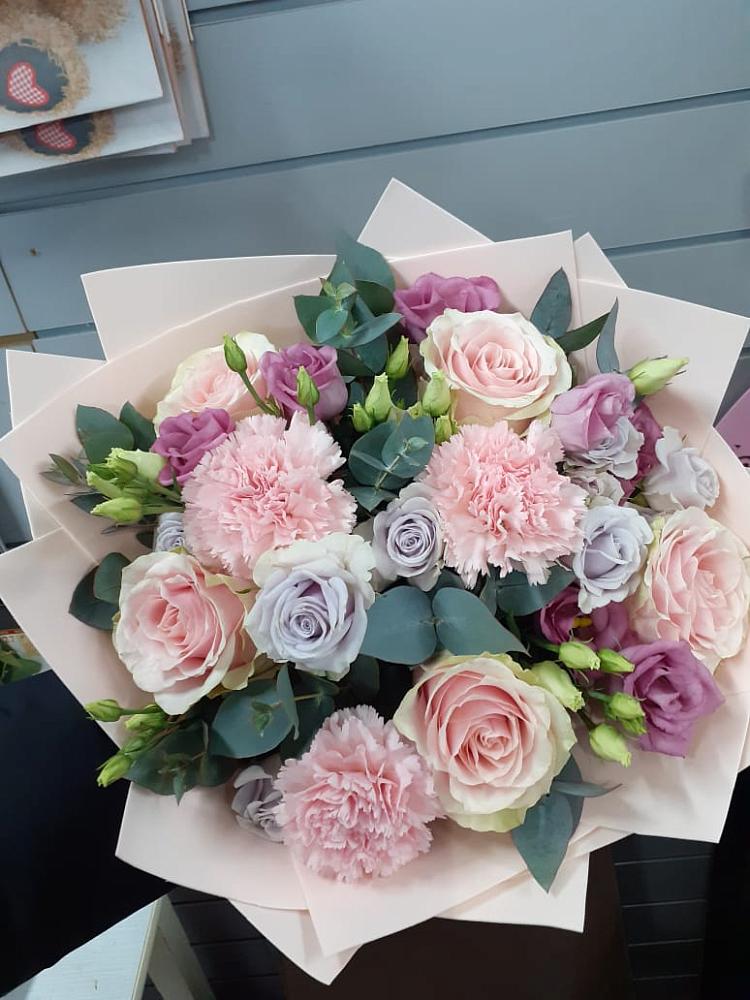 Букет цветов из: Розы, Гвоздики и Лизиантусы в Арсеньево